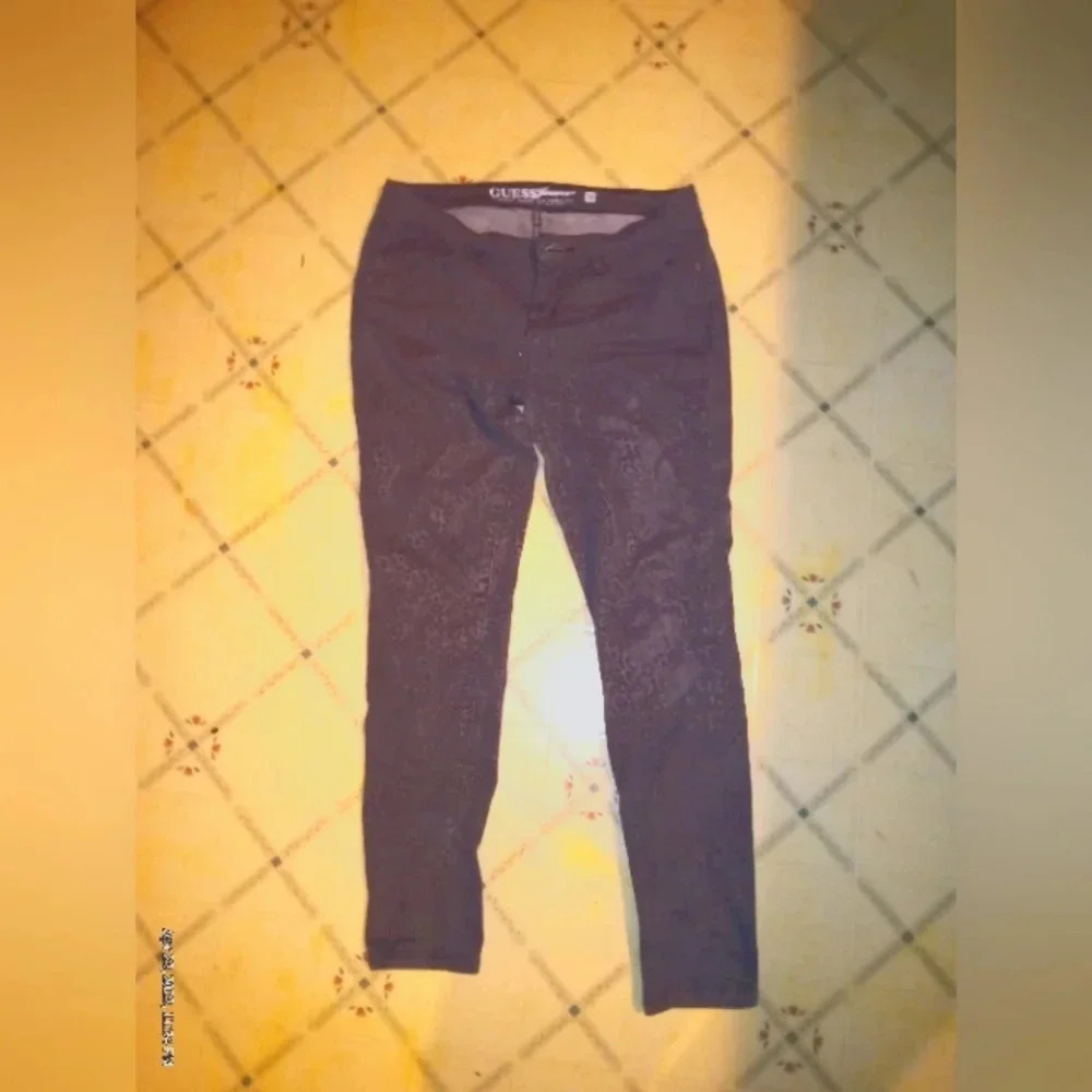 Guess Jeans Women Size 30 Power Skinny Jeans in Leopard Print Gray/Black